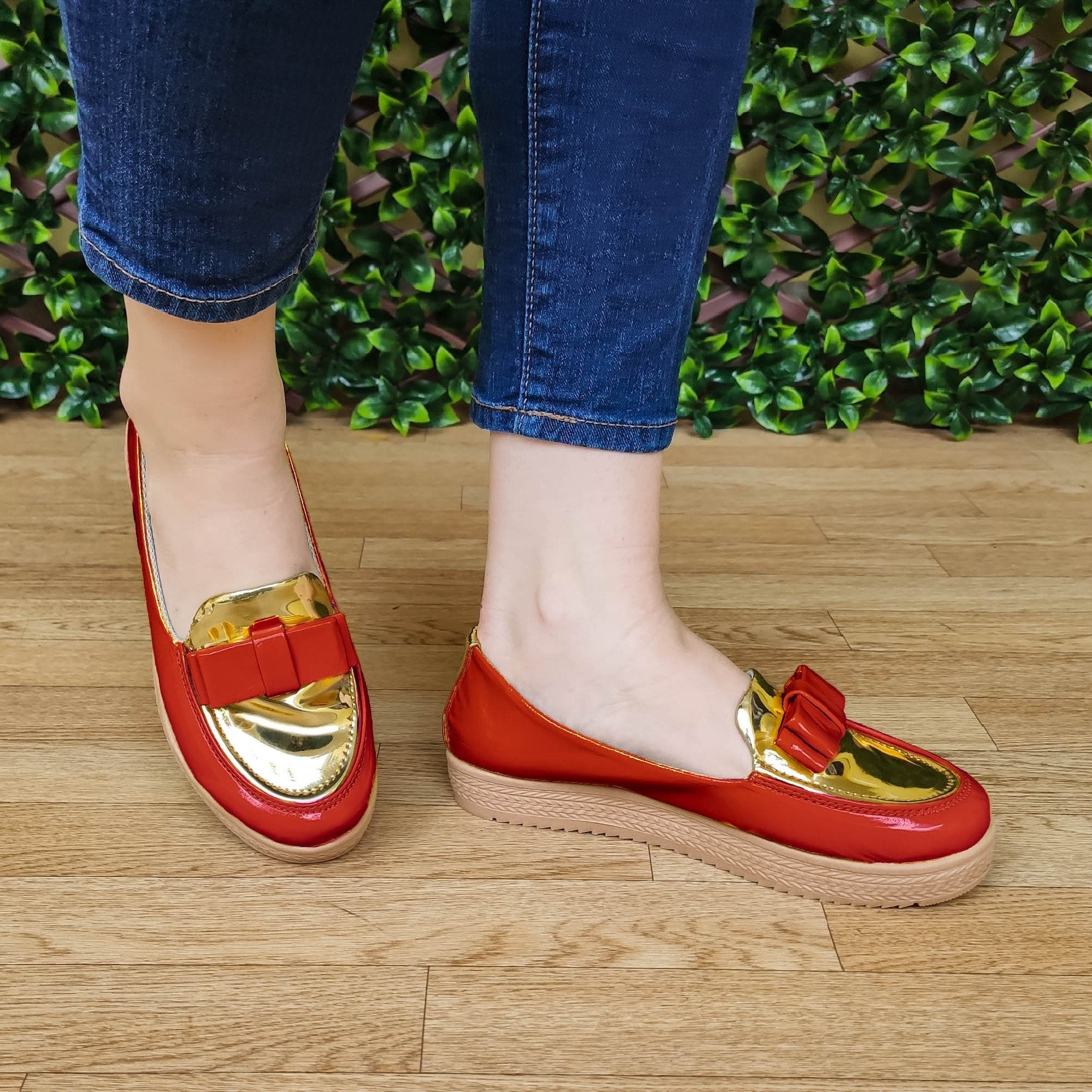 Mocasin De Charol Con Chongo Y Decorado Dorado Enfrente Rojo / 35 Normal Zapatos Bajitos