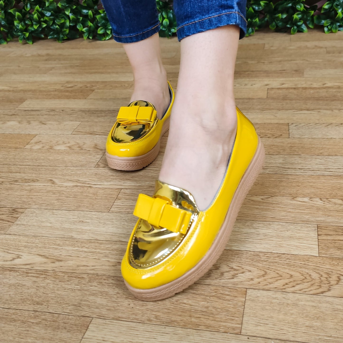 Mocasin De Charol Con Chongo Y Decorado Dorado Enfrente Amarillo / 35 Normal Zapatos Bajitos