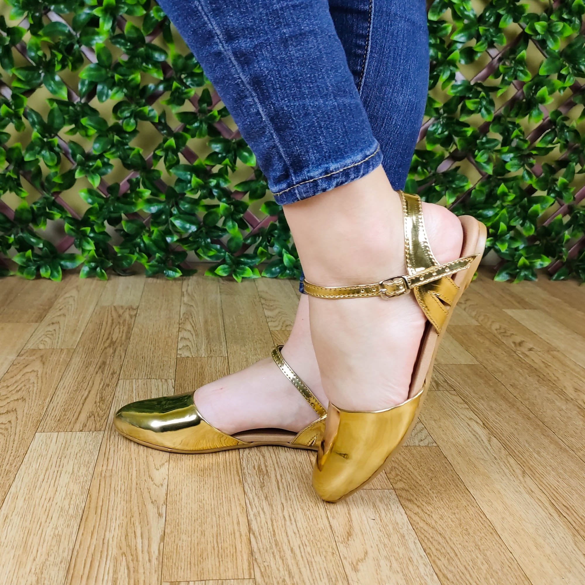 Zapatos Cerrados De Enfrente Abiertos Atrás Dorado / 35 Normal Bajitos