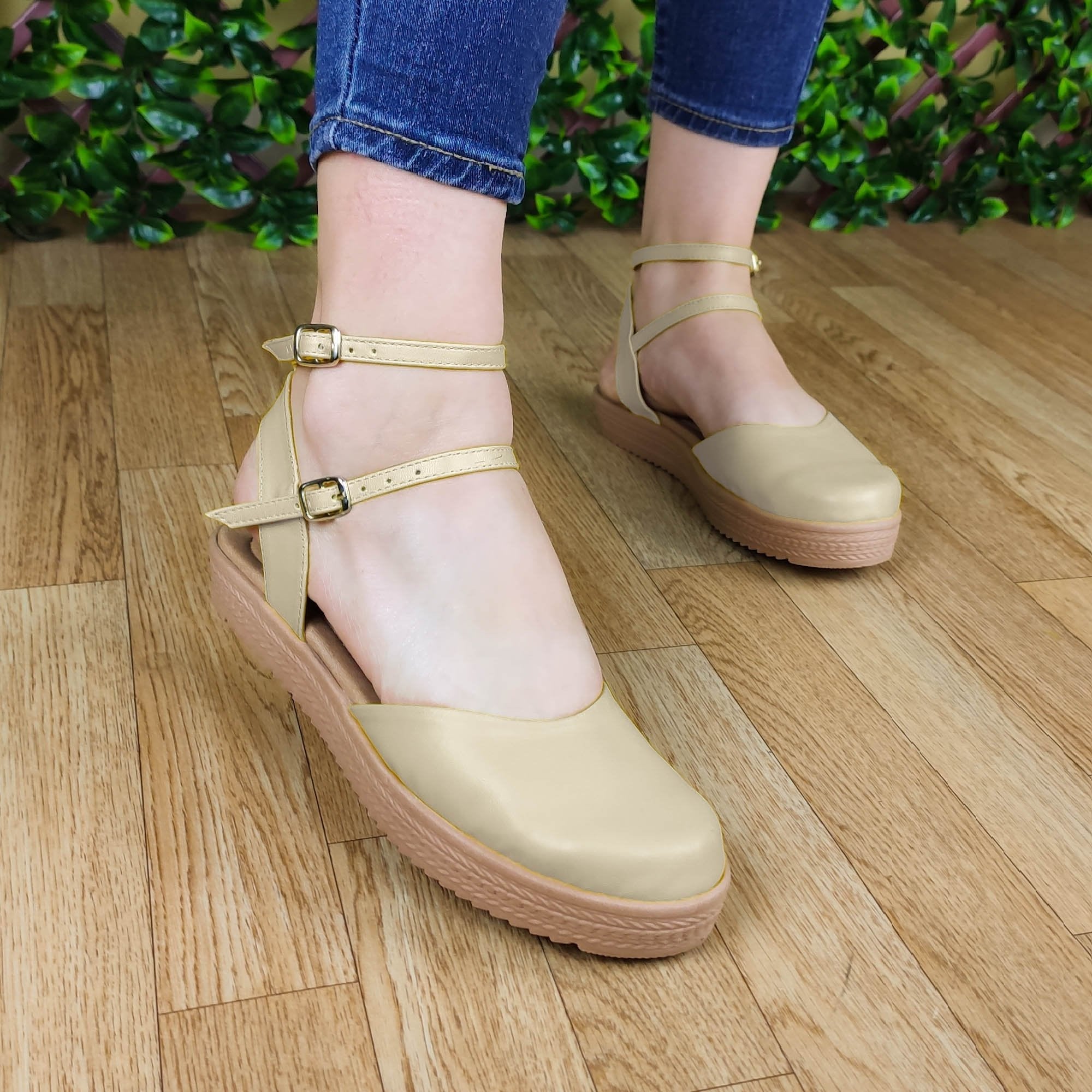 Calzado Cerrado De Enfrente Con Fajas Delgadas Atras. Suela Beige Comoda Y Suave Beige / 35 Normal