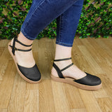 Calzado Cerrado De Enfrente Con Fajas Delgadas Atras. Suela Beige Comoda Y Suave Negro / 35 Normal