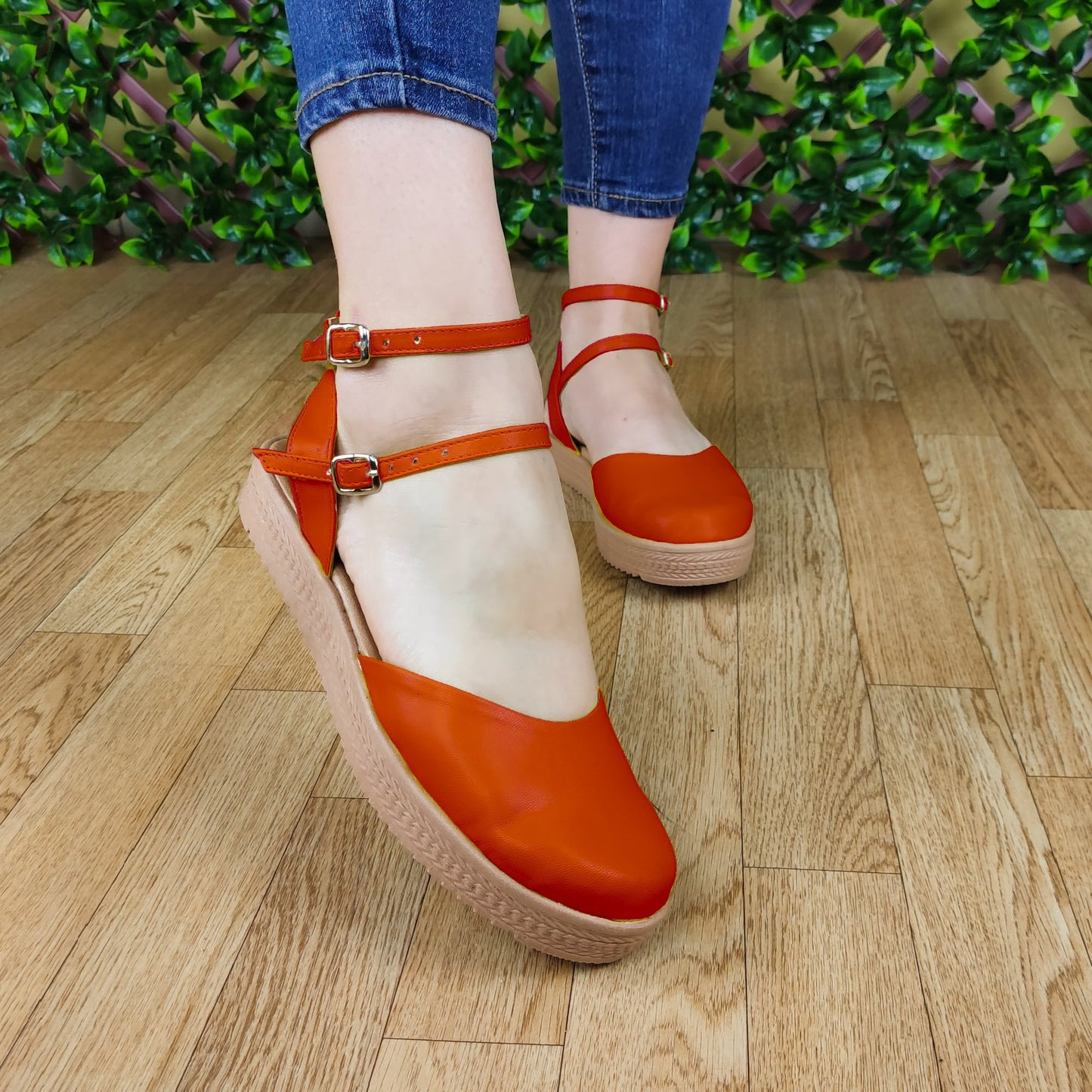 Calzado Cerrado De Enfrente Con Fajas Delgadas Atras. Suela Beige Comoda Y Suave Rojo / 35 Normal