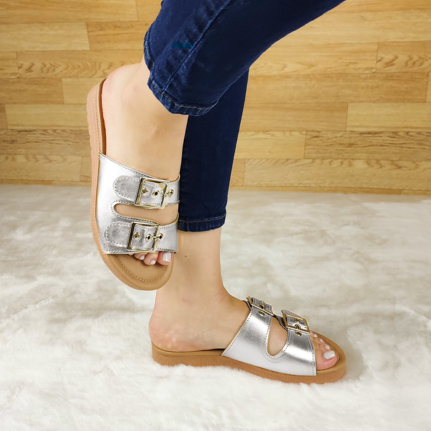 Sandalia Con Dos Hebillas Ajustable. Hechos De Cuerina Brillante Zapatos Medianos