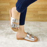 Sandalia Con Dos Hebillas Ajustable. Hechos De Cuerina Brillante Zapatos Medianos