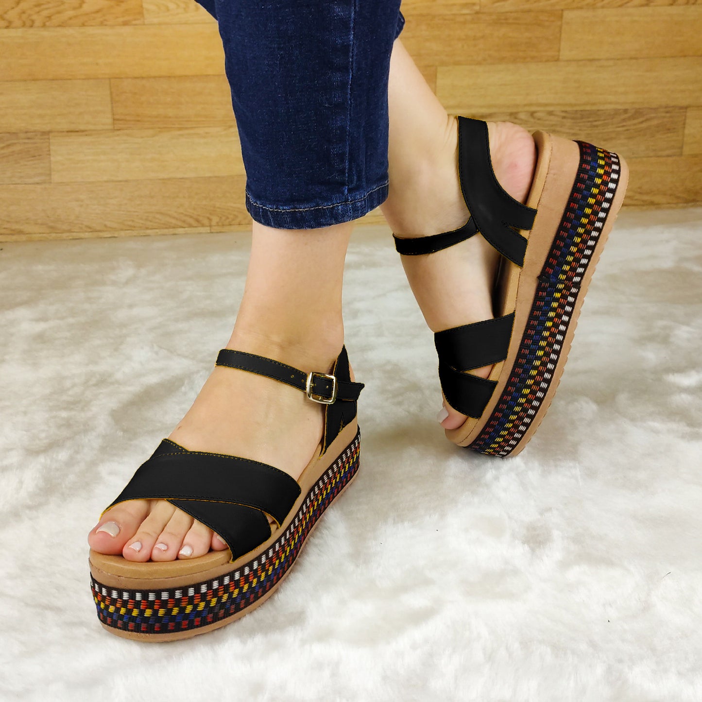 Plataforma colorida de fajas cruzadas con hebilla en el talón