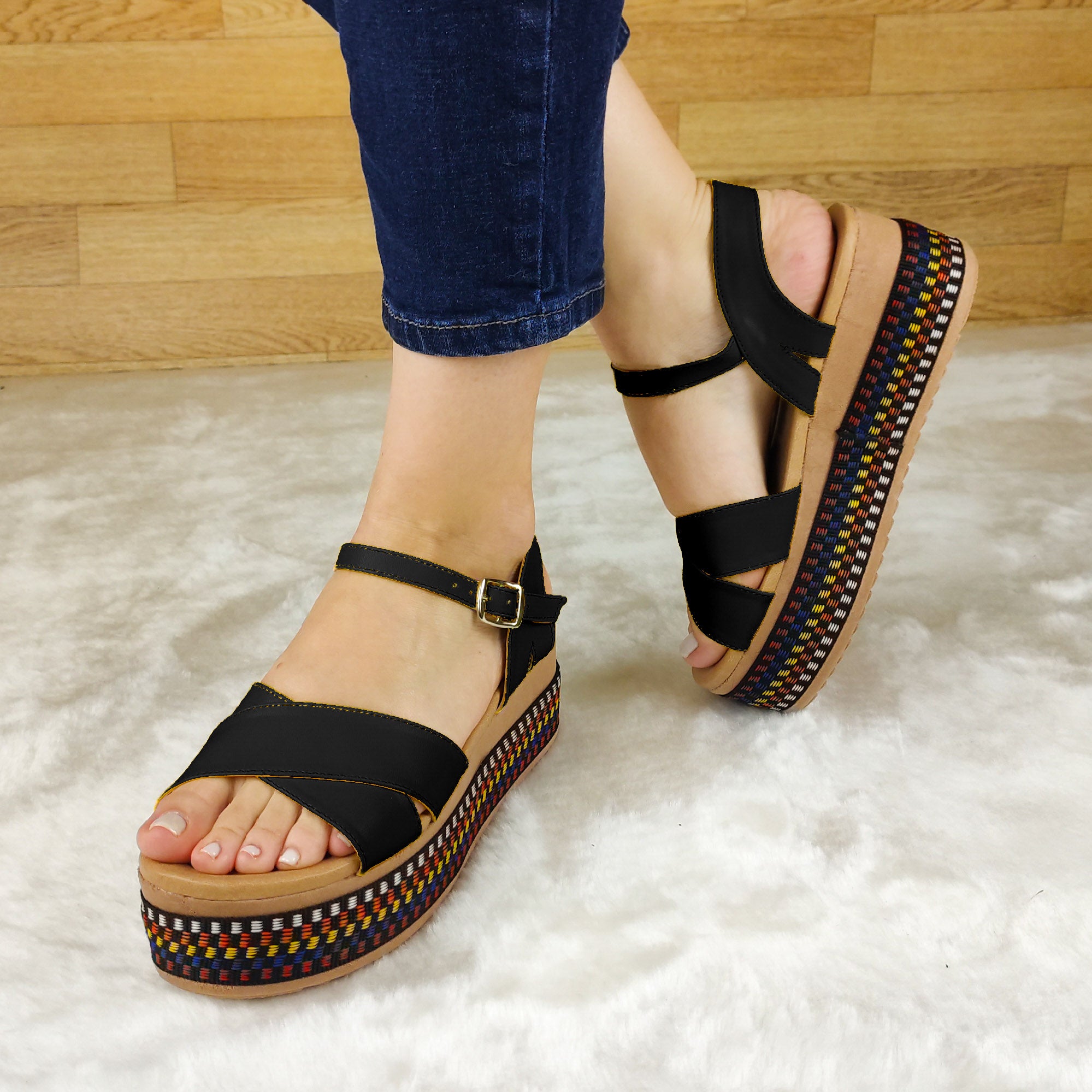 Plataforma colorida de fajas cruzadas con hebilla en el talón