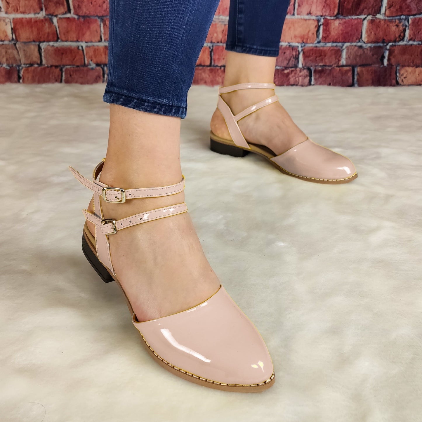 Lindo Zapato De Charol Cerrado Enfrente Con Un Taconcito Pequeño Beige / 35 Normal Zapatos Bajitos