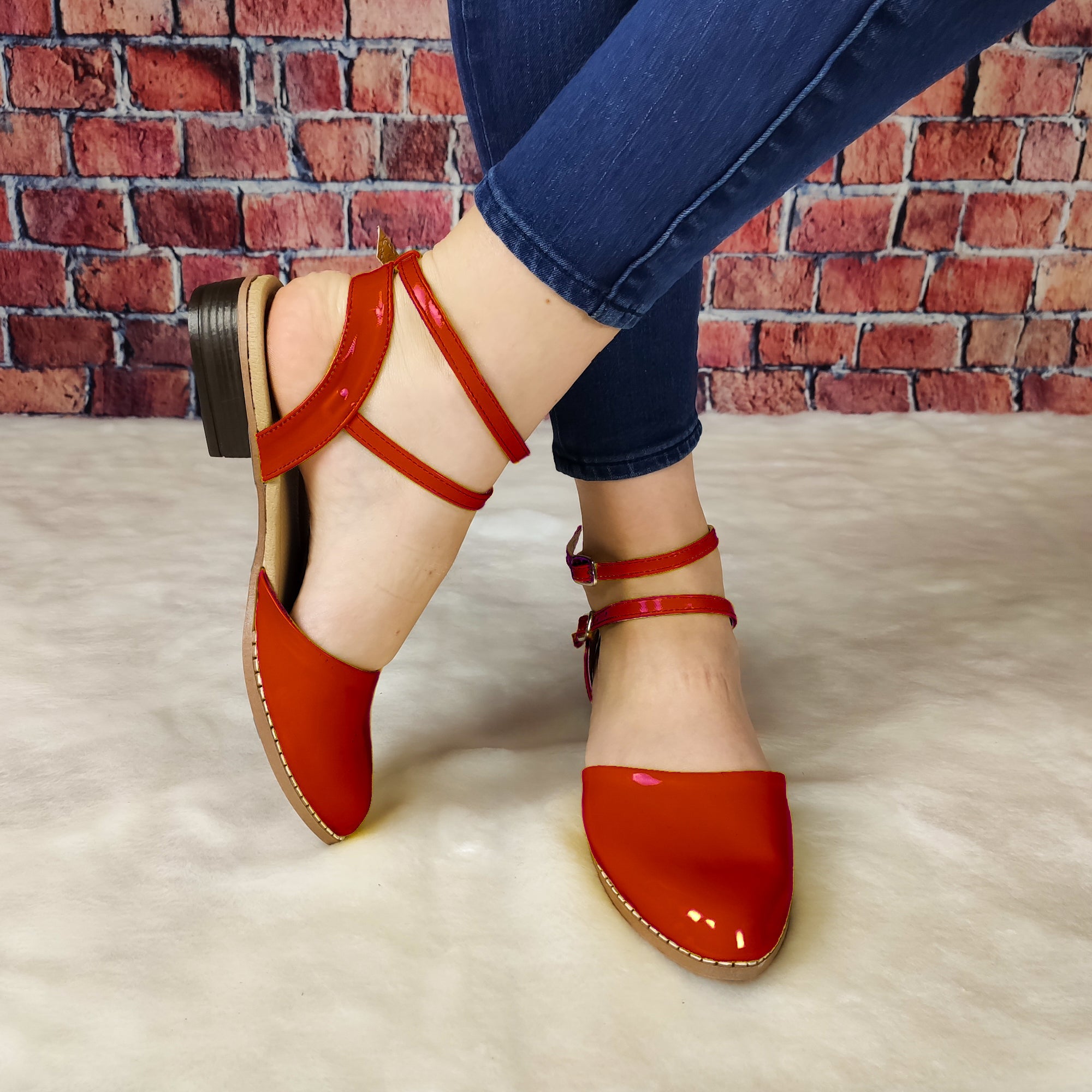 Lindo Zapato De Charol Cerrado Enfrente Con Un Taconcito Pequeño Rojo / 35 Normal Zapatos Bajitos