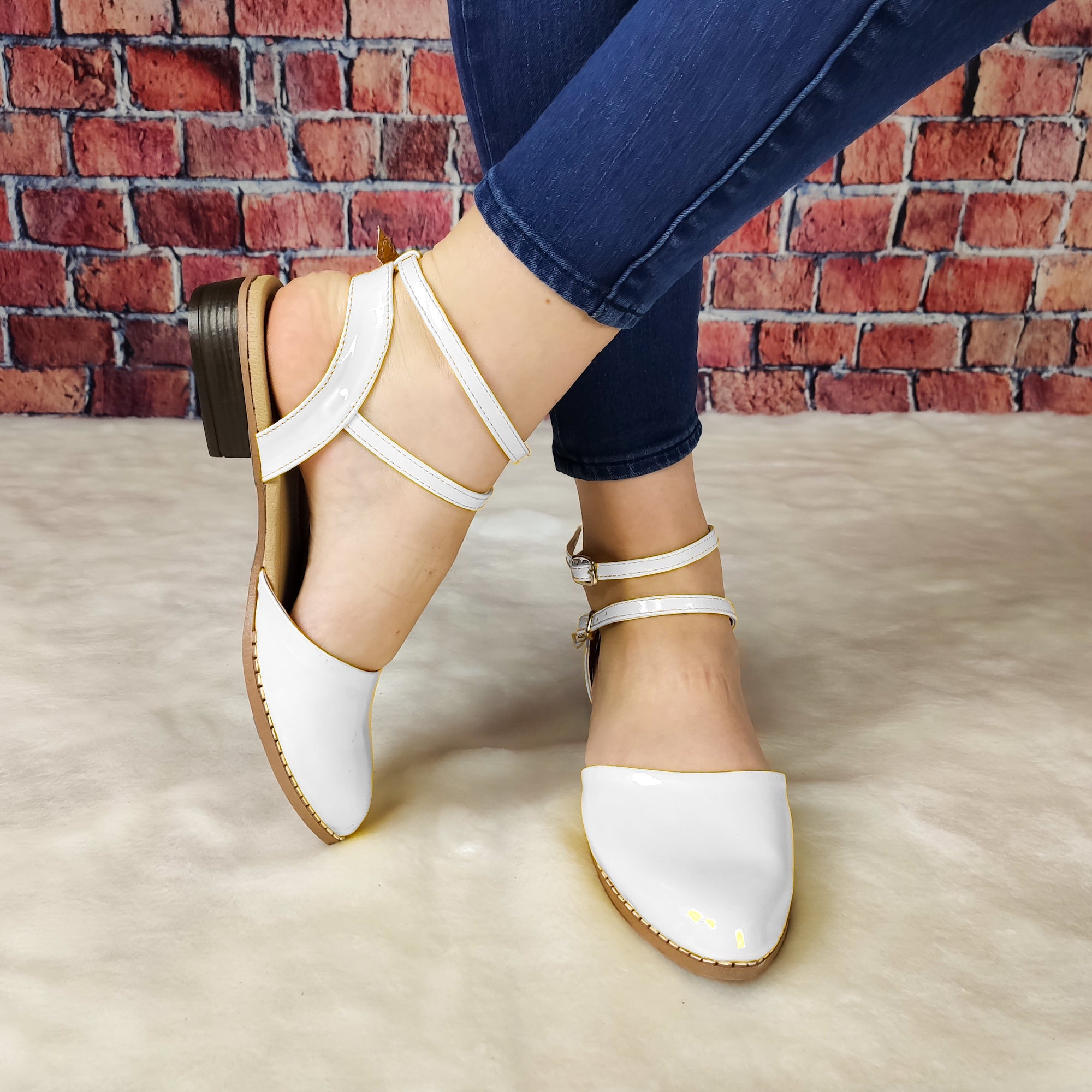 Lindo Zapato De Charol Cerrado Enfrente Con Un Taconcito Pequeño Blanco / 35 Normal Zapatos Bajitos