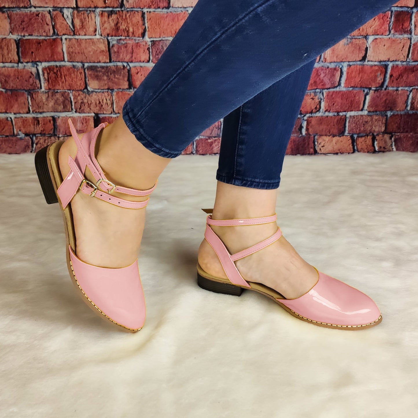 Lindo Zapato De Charol Cerrado Enfrente Con Un Taconcito Pequeño Rosado / 35 Normal Zapatos Bajitos