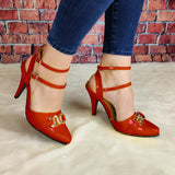 Lindo Tacón De Charol Con Decorado Metalico Enfrente Y Fajas Delgadas Atrás Zapatos Medianos