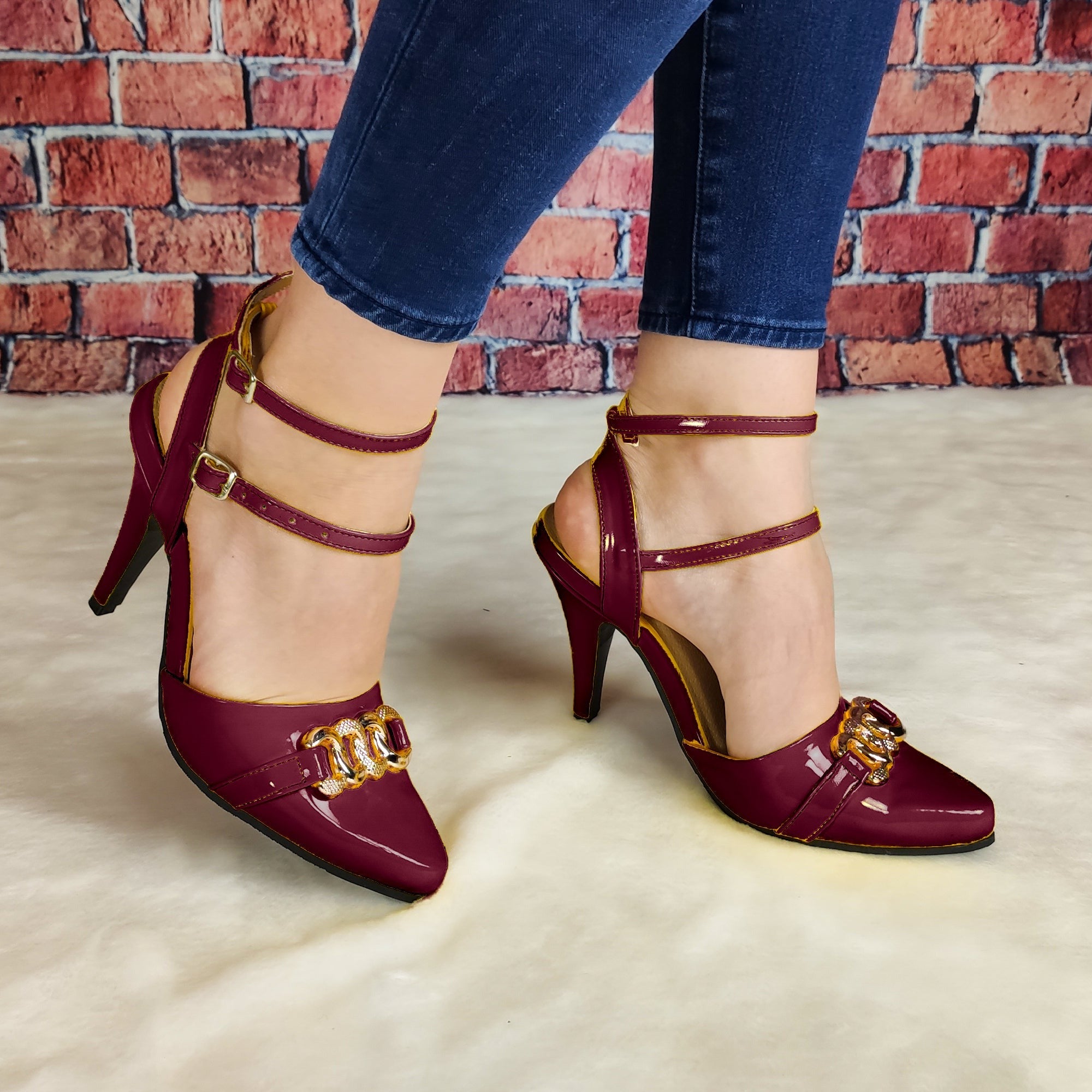 Tacón Aguja de Charol con adorno al frente