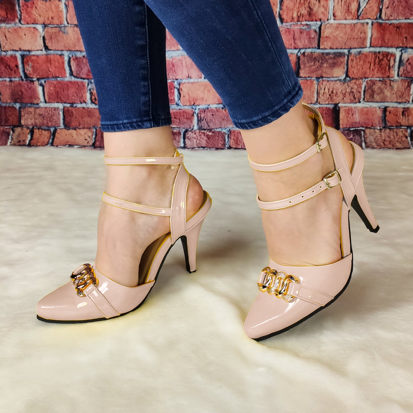 Tacón Aguja de Charol con adorno al frente