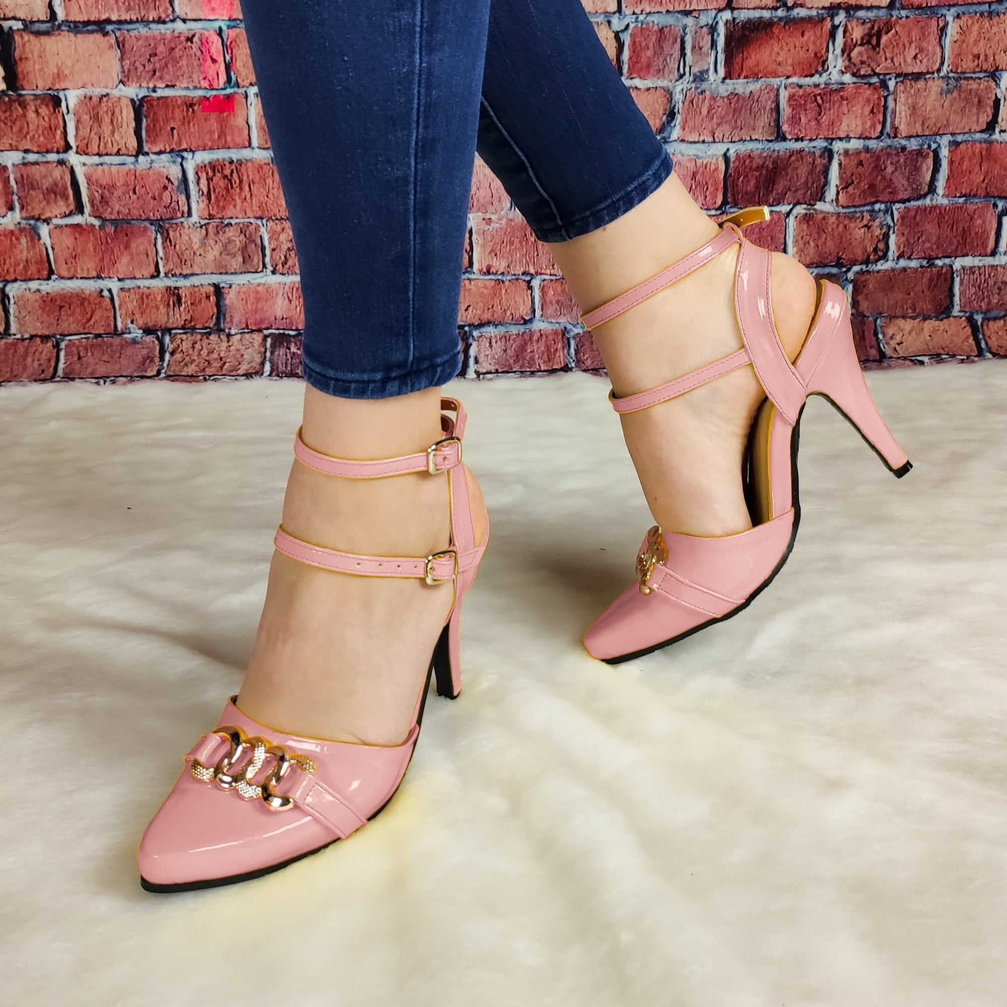 Lindo Tacón De Charol Con Decorado Metalico Enfrente Y Fajas Delgadas Atrás Zapatos Medianos