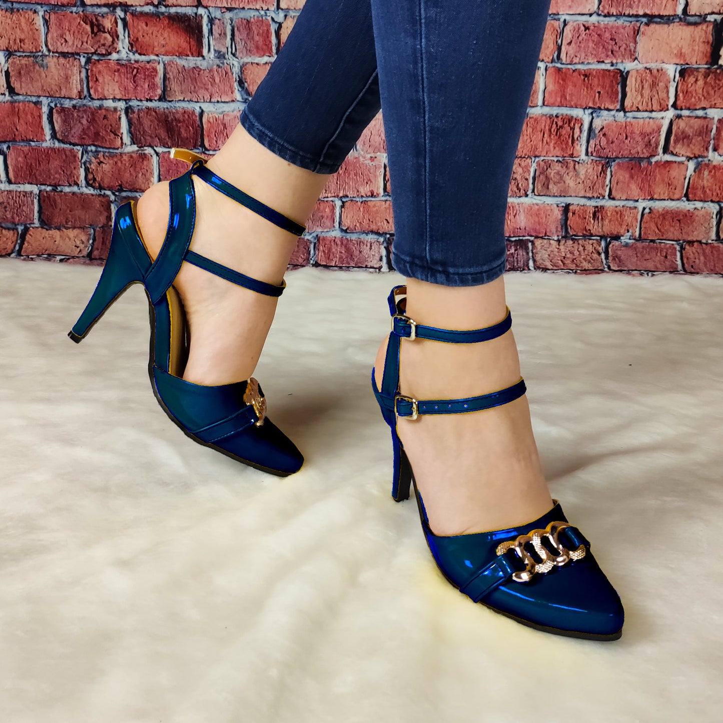 Lindo Tacón De Charol Con Decorado Metalico Enfrente Y Fajas Delgadas Atrás Zapatos Medianos