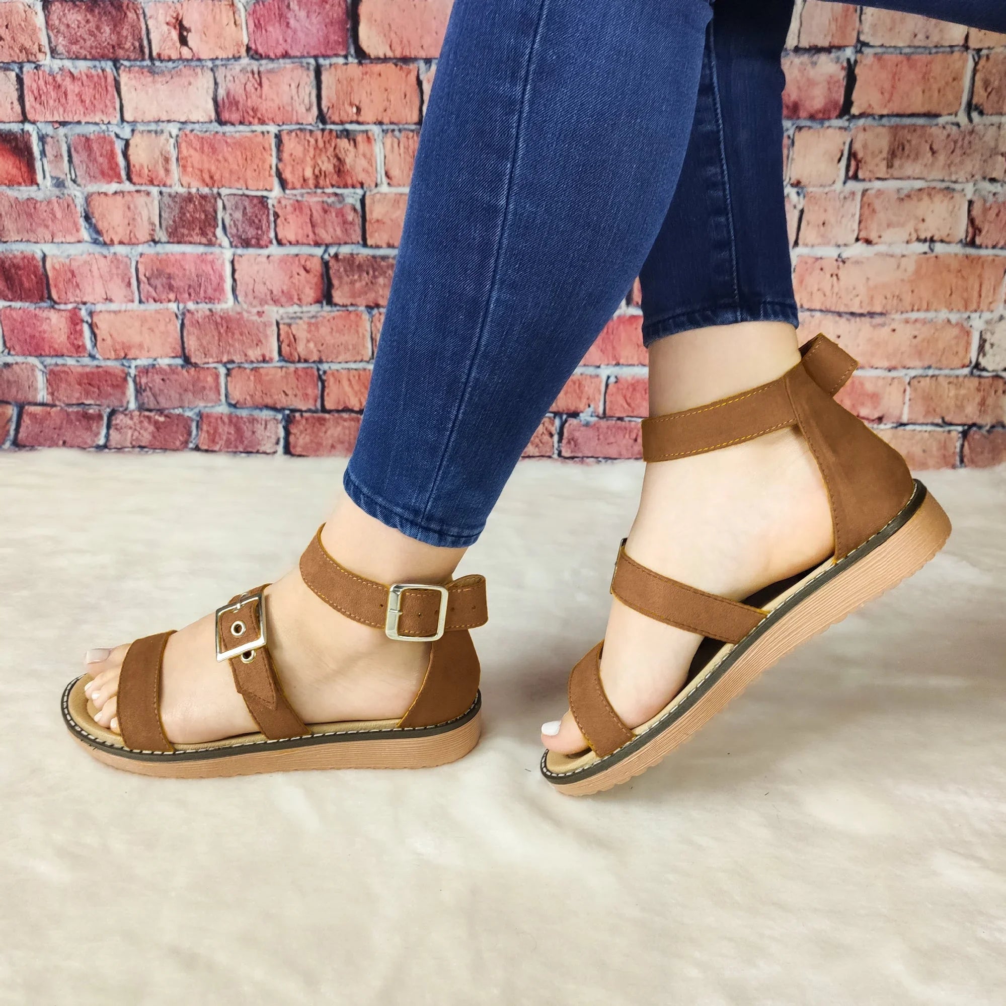 Bella Sandalia Bajita Con 3 Fajas Dos De Ellas Ajustables. Hechas Gamuza Cafe / 35 Normal Zapatos