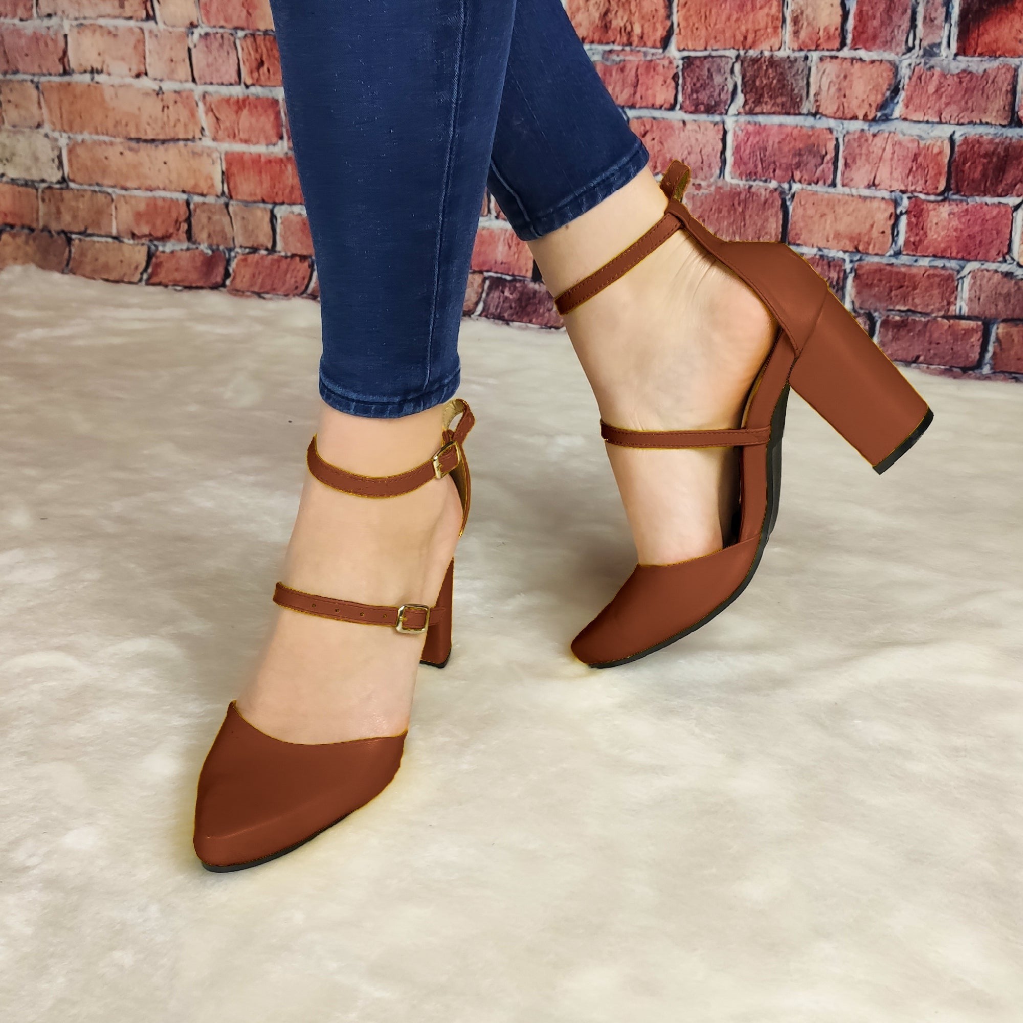 Tacón Cerrado De Enfrente Con Dos Fajas Delgadas Hebilla Ajustable Cafe / 35 Normal Zapatos Altos