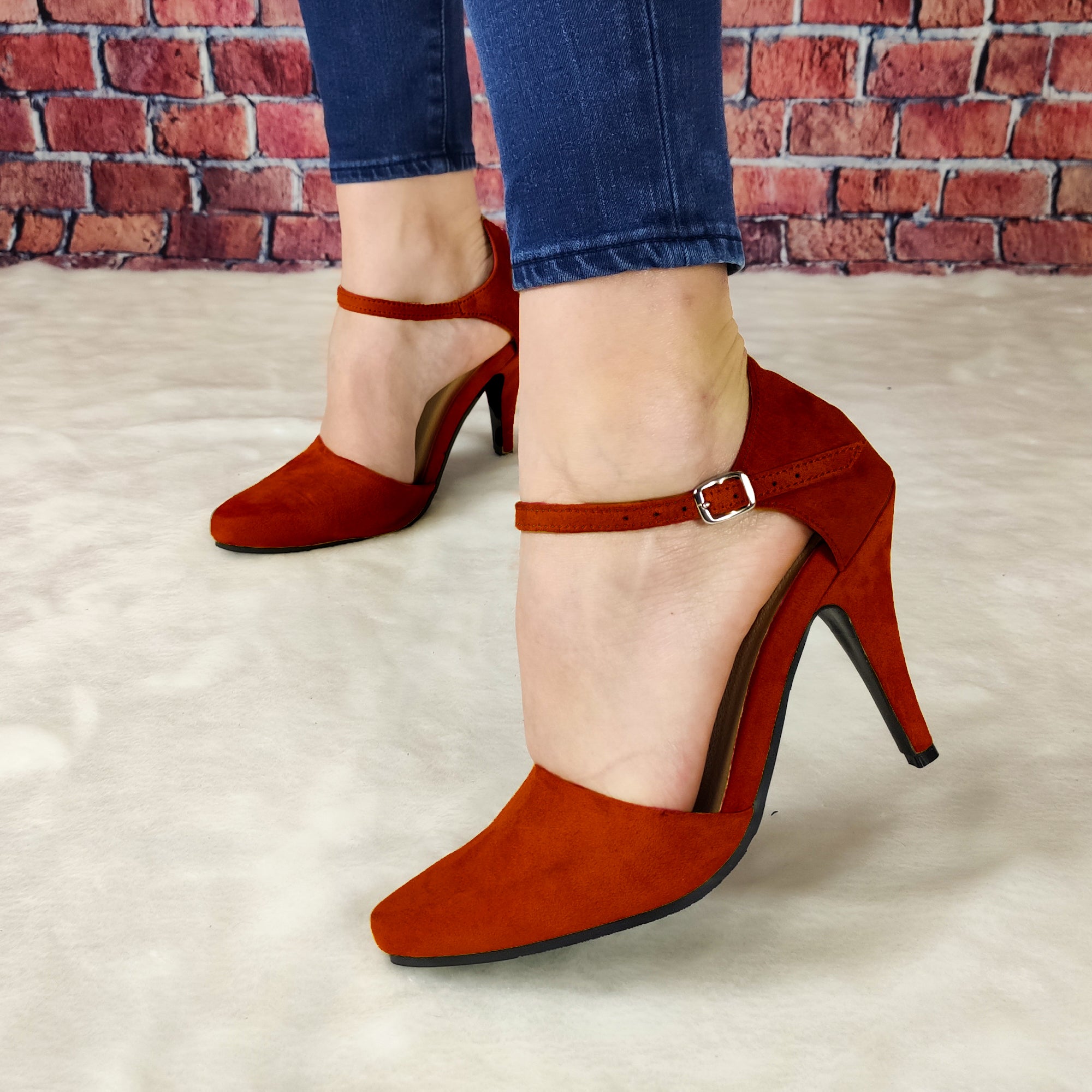 Calzado de tacon delgado no tan alto. Diseño estilizado