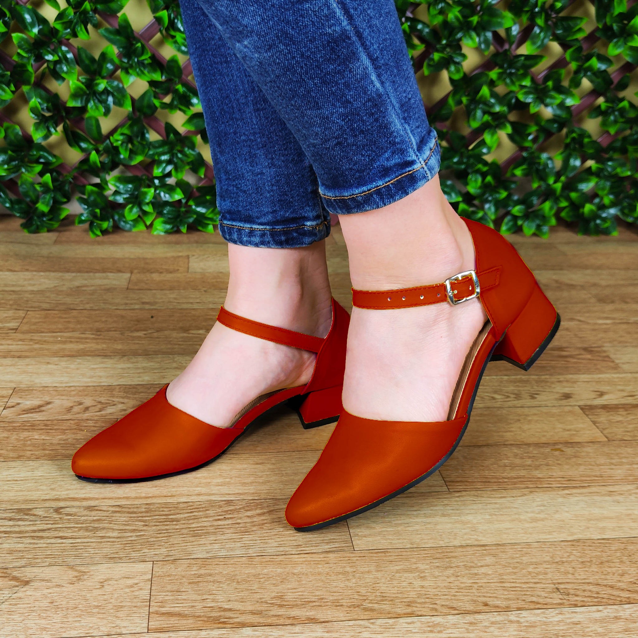 Lindo calzado con taconcito, cerrado de enfrente puntudo, bonito diseño