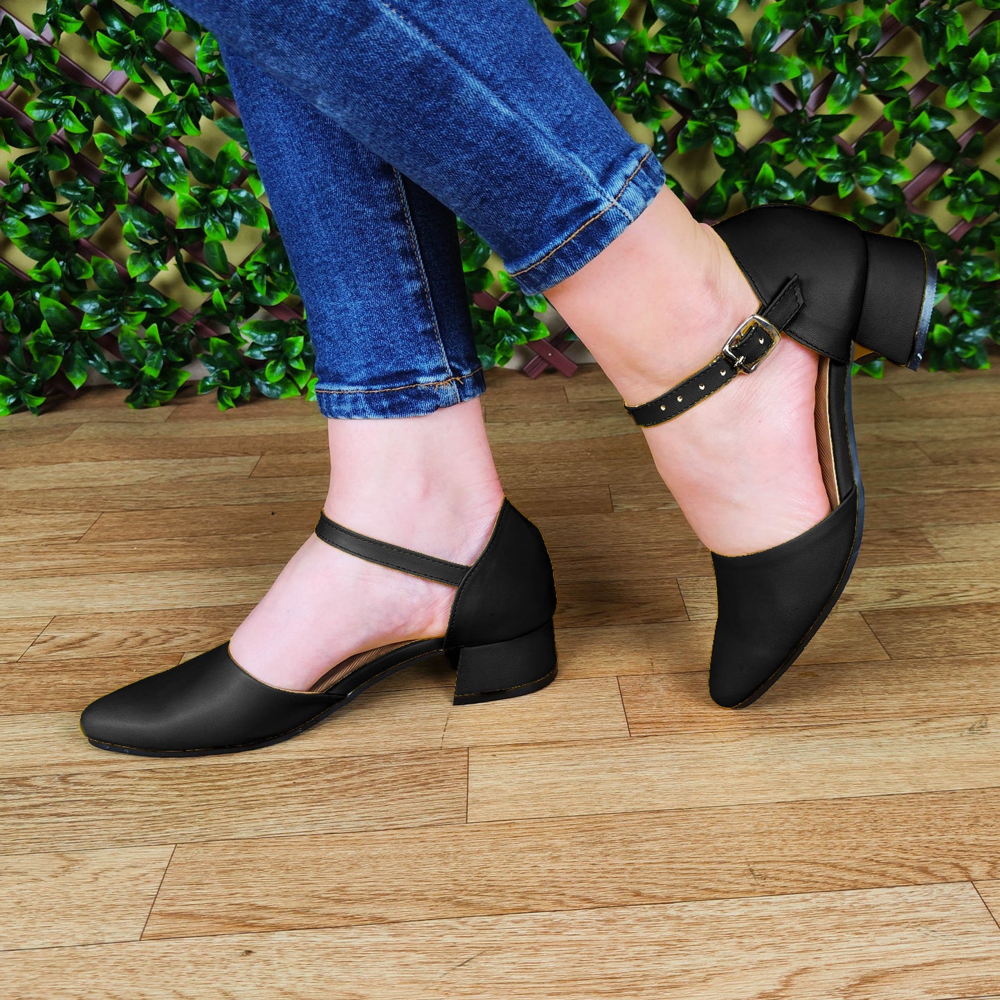 Lindo calzado con taconcito, cerrado de enfrente puntudo, bonito diseño