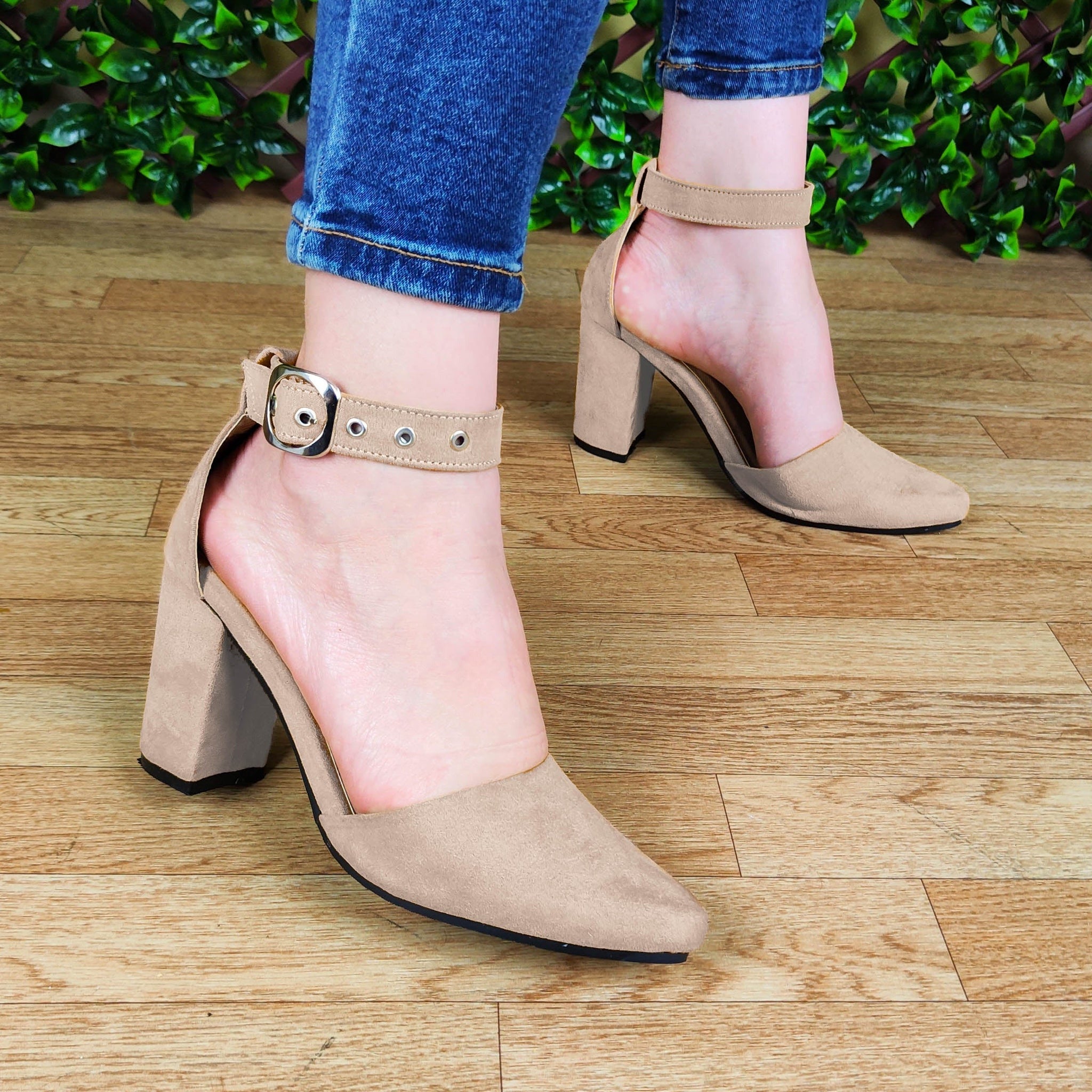 Calzado De Gamuza. Sandalias Femeninas Puntudas Cerradas Enfrente Beige / 35 Normal Zapatos Medianos