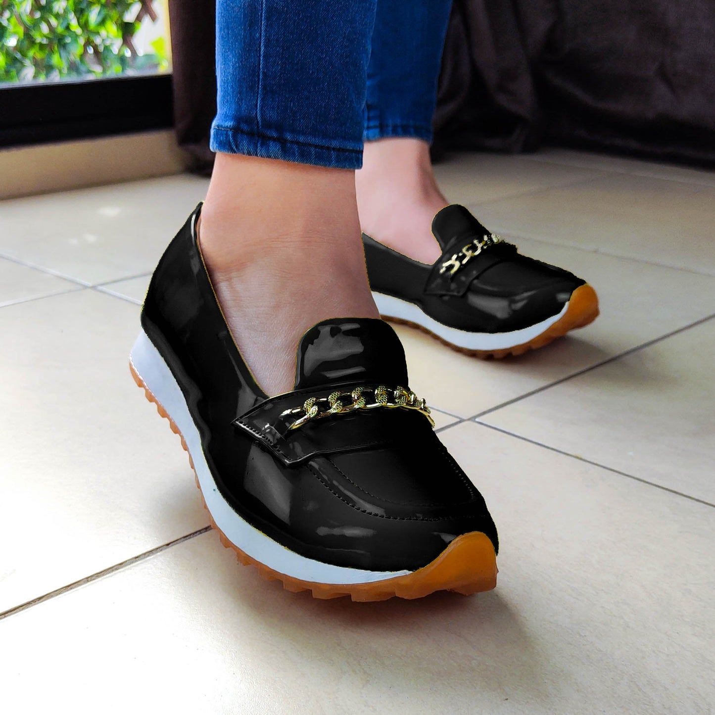 Calzado Bajito Cerrado Decorado Con Un Dije Metalico Dorado Zapatos Bajitos