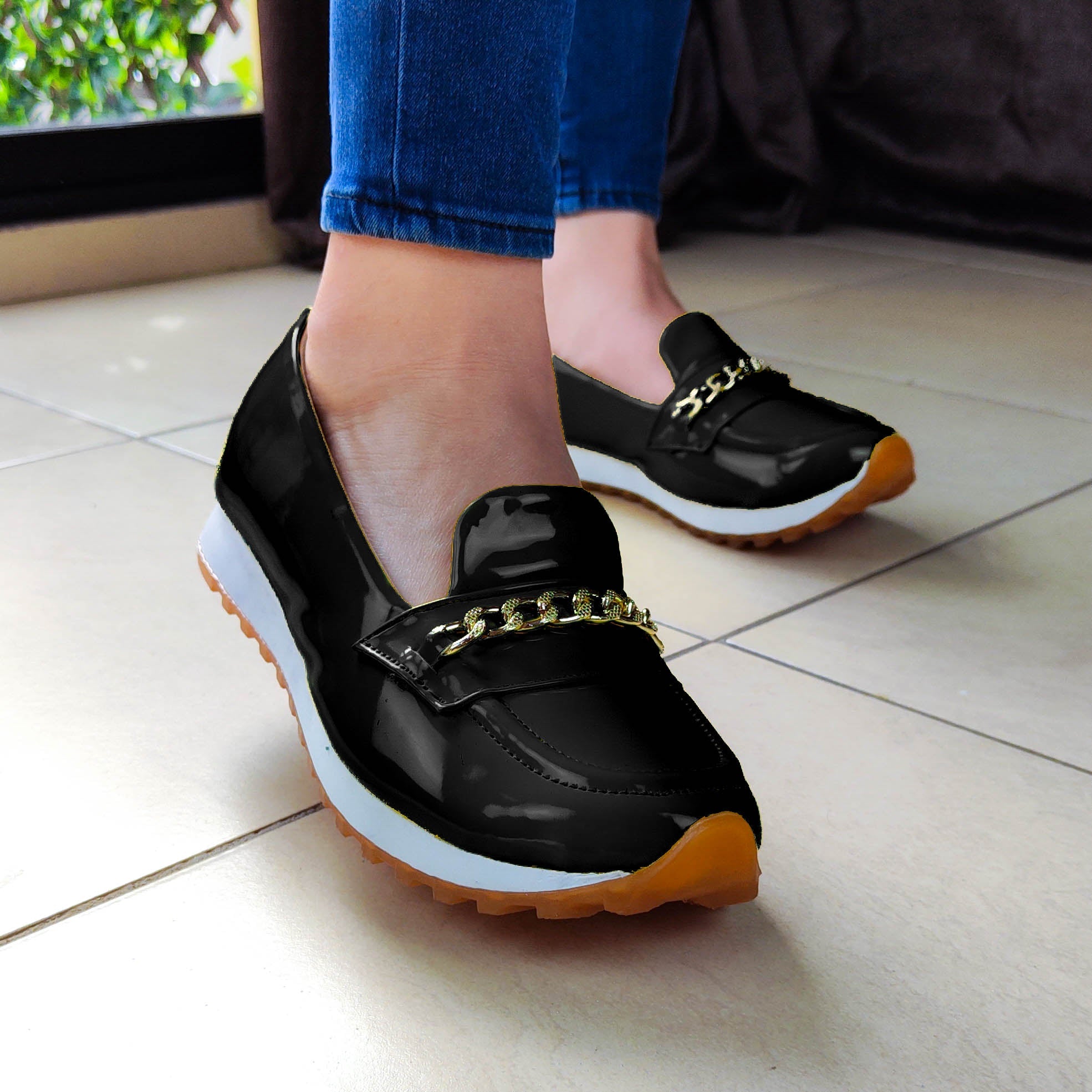 Calzado Bajito Cerrado Decorado Con Un Dije Metalico Dorado Zapatos Bajitos