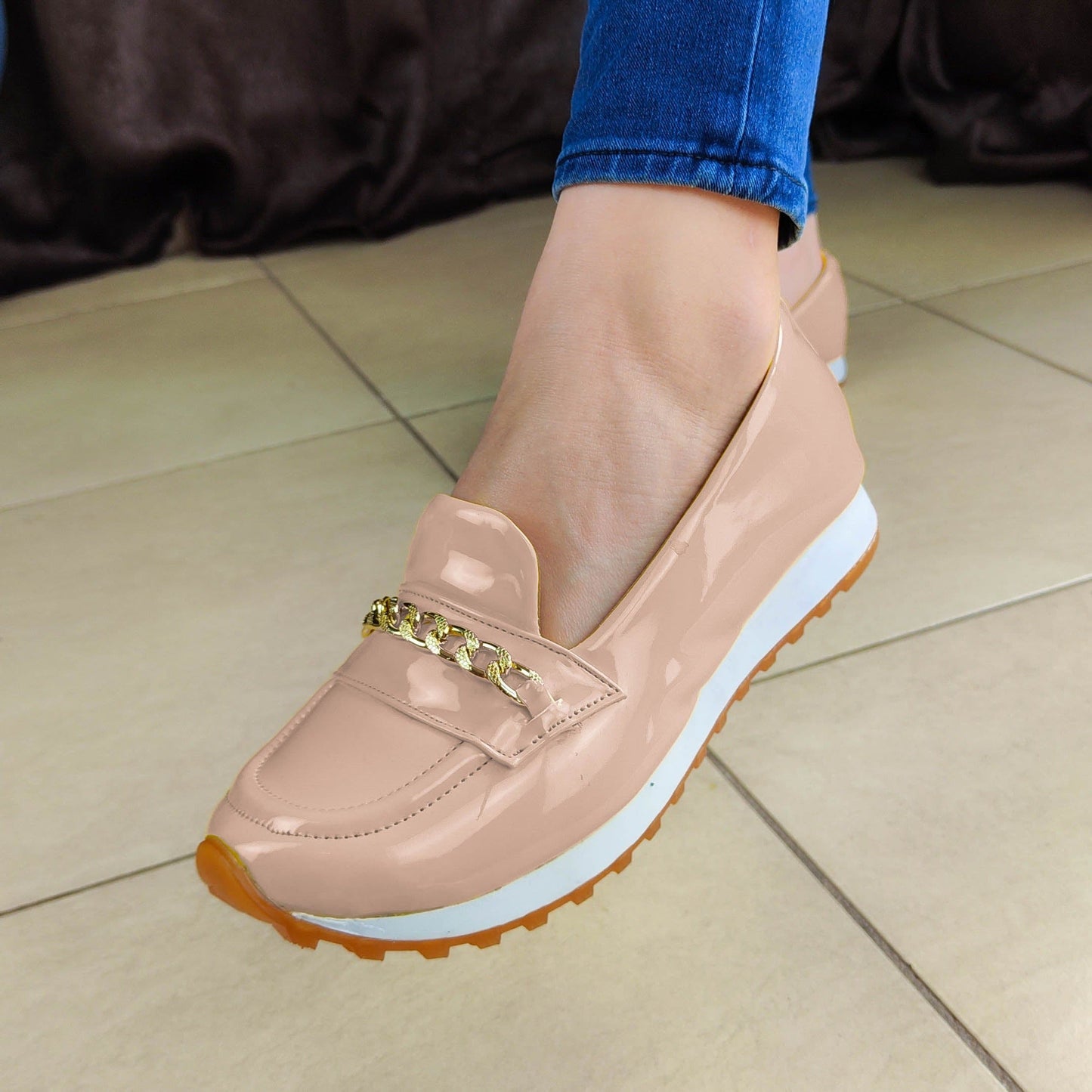 Calzado Bajito Cerrado Decorado Con Un Dije Metalico Dorado Zapatos Bajitos