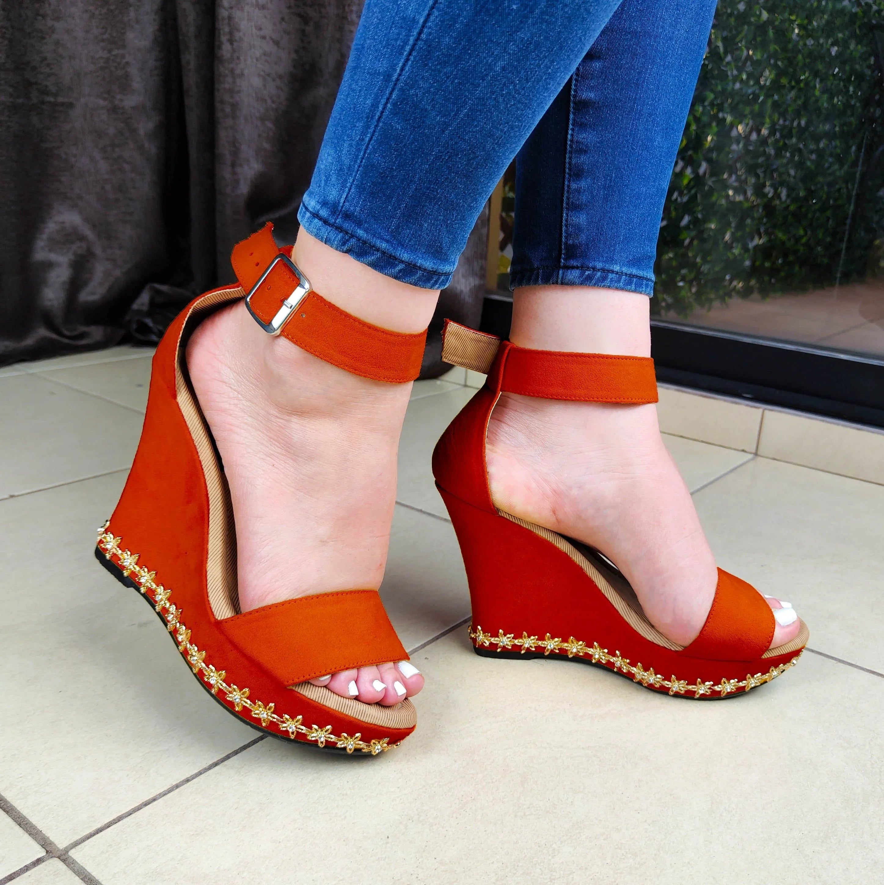 Plataforma Elaborada En Gamuza Disponible Varios Colores. Estilo Abierto De Adelante Rojo / 35