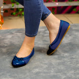 Comodidad Y Estilo: Zapatilla Tipo Flats Con Un Chongo Llamativo. Fusion De Gamuza Charol Monotono