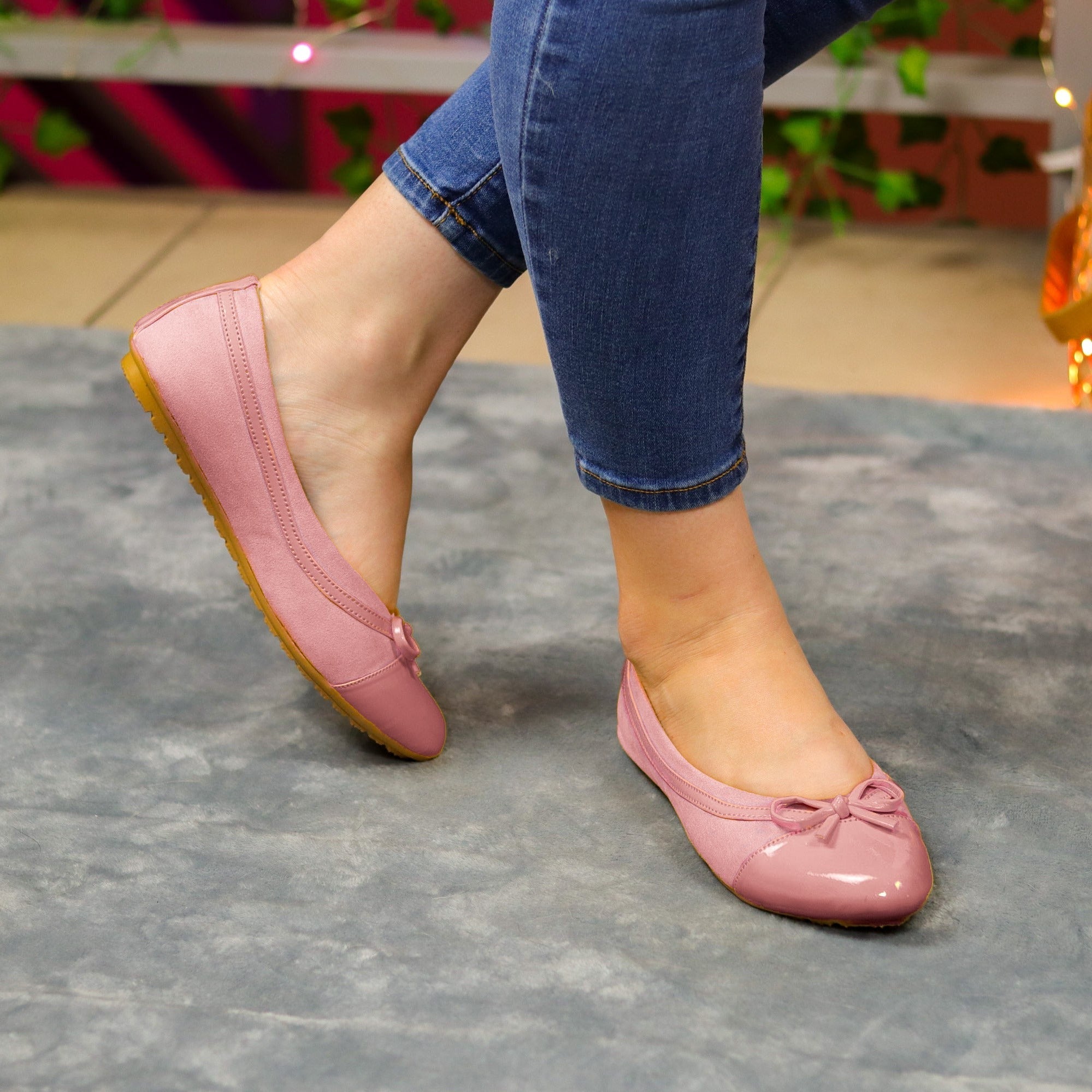 Comodidad Y Estilo: Zapatilla Tipo Flats Con Un Chongo Llamativo. Fusion De Gamuza Charol Monotono