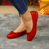 Comodidad Y Estilo: Zapatilla Tipo Flats Con Un Chongo Llamativo. Fusion De Gamuza Charol Monotono