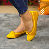 Comodidad Y Estilo: Zapatilla Tipo Flats Con Un Chongo Llamativo. Fusion De Gamuza Charol Monotono