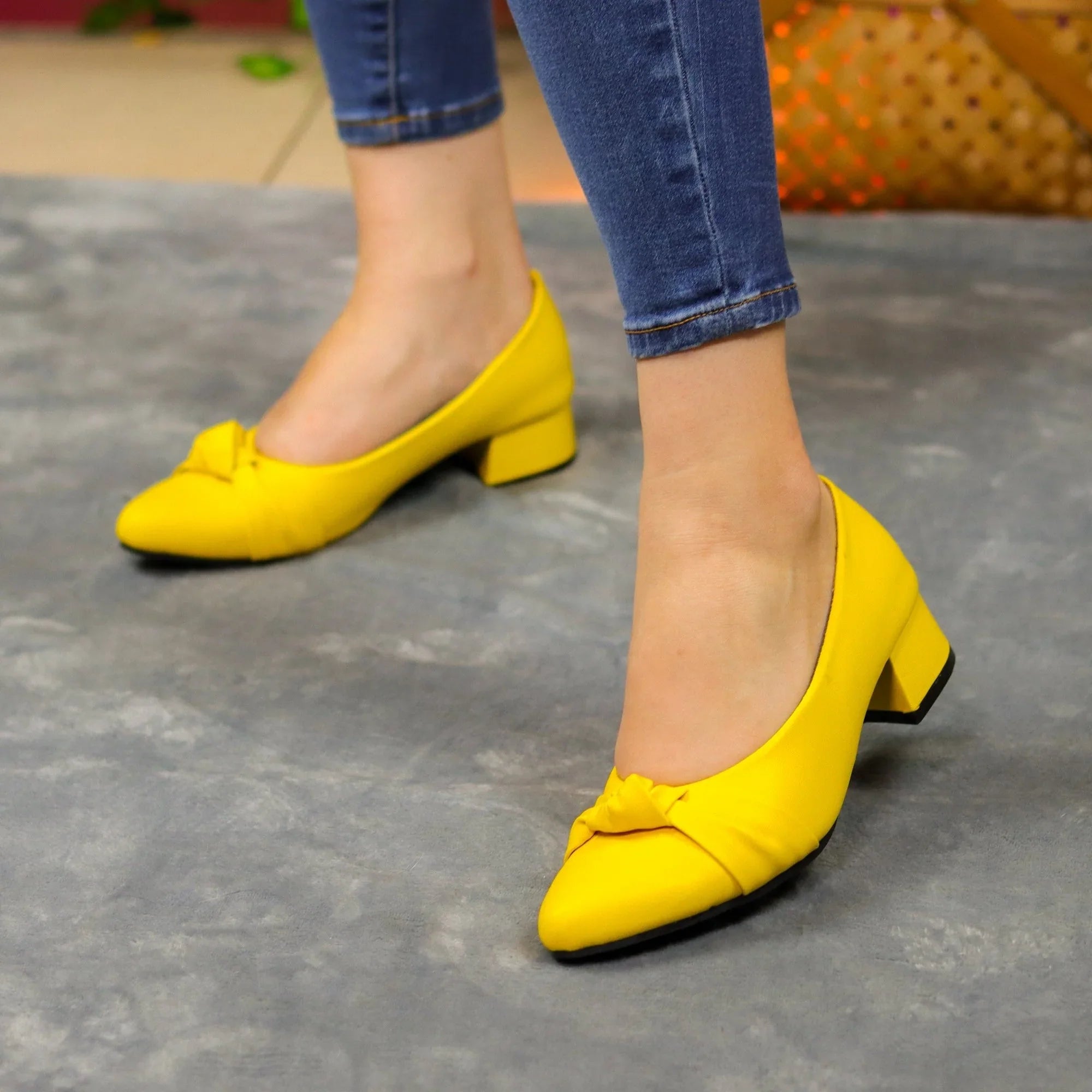 Zapatos Con Tacón Bajo Y Detalle De Nudo Delicado 35 / Normal Amarillo Bajitos