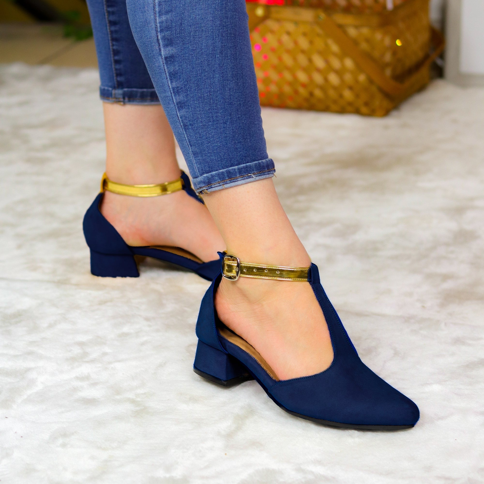 Elegante y Casual: Zapatos con Correa y Tacón Bajo