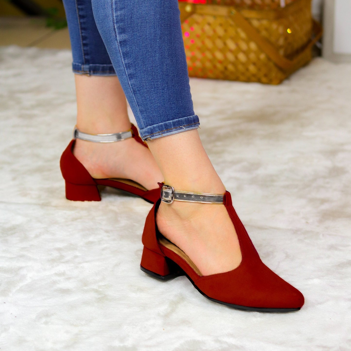 Sutileza Y Carácter: Zapatos Con Tacón Bajo Correa Elegante Medianos