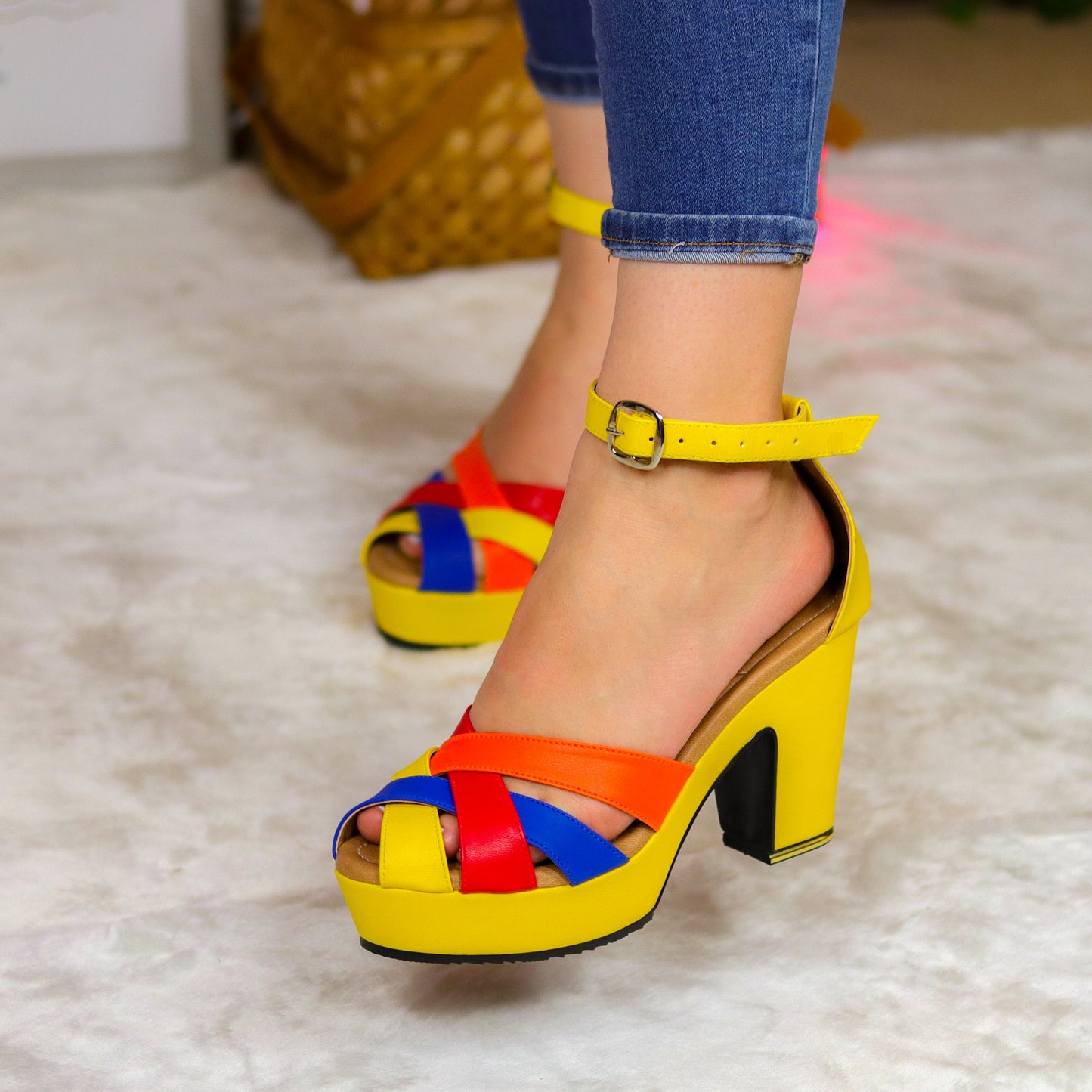 Sandalias Coloridas De Tacón Alto: Estilo Vibrante Y Veraniego Zapatos Medianos