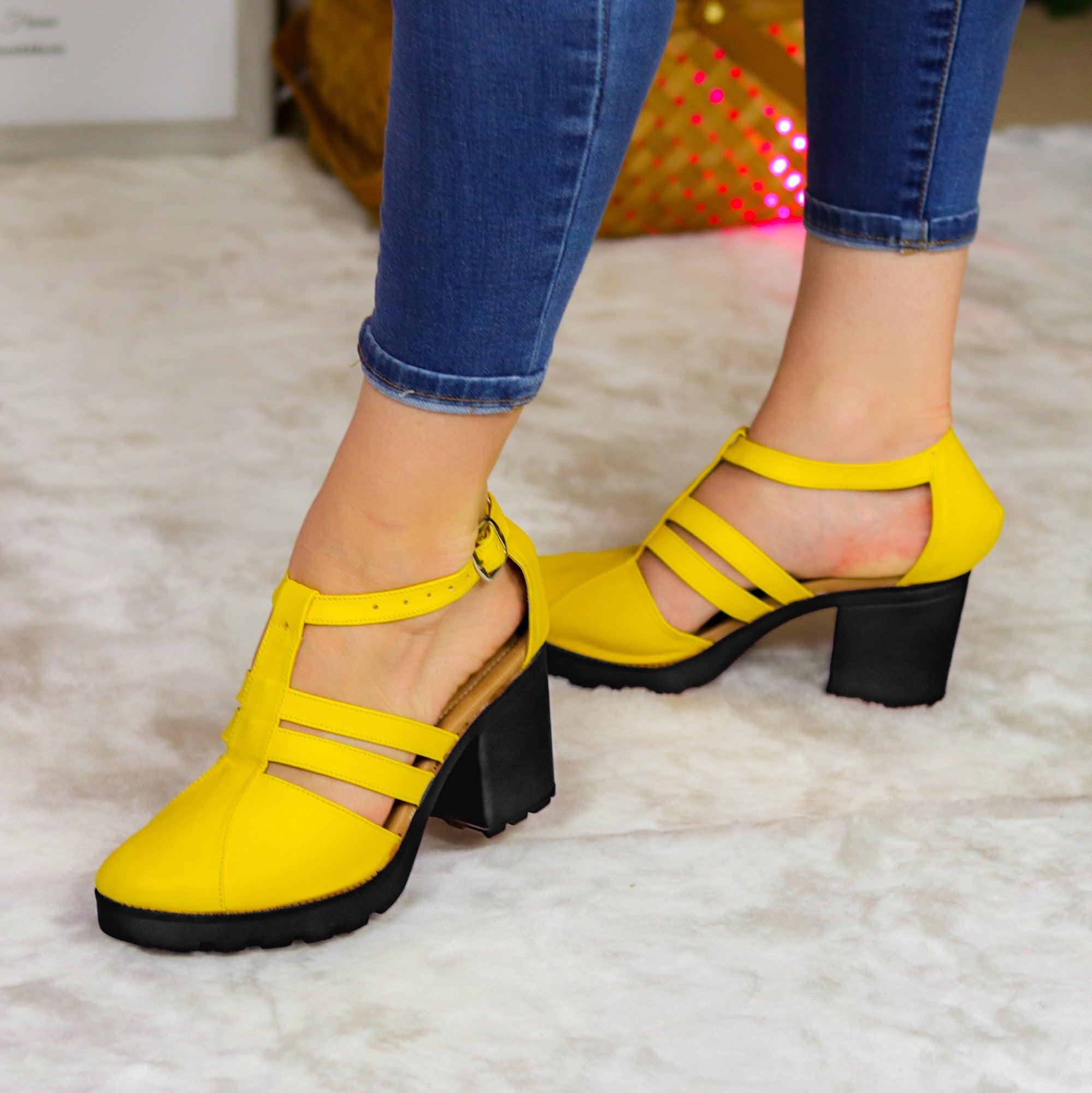 Sandalias Con Correas Y Tacón Robusto: Ideal Para El Día A Zapatos Medianos