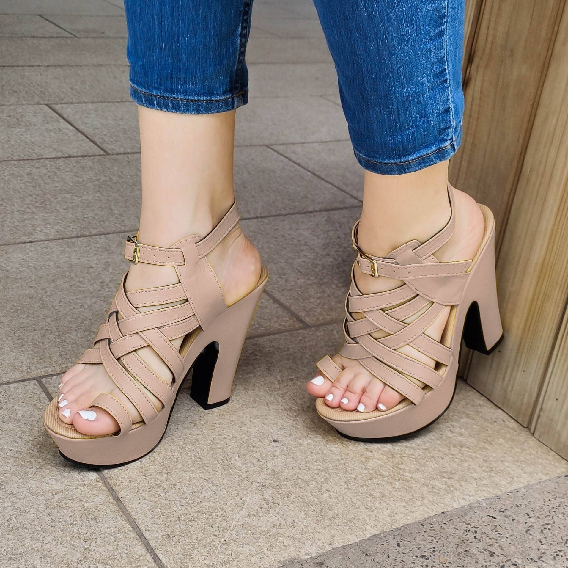 Este Estilo Te Hara Sentir Sexy Al Mismo Tiempo Que Le Da A Tu Outfit. Zapato Con Fajas Entrelazadas