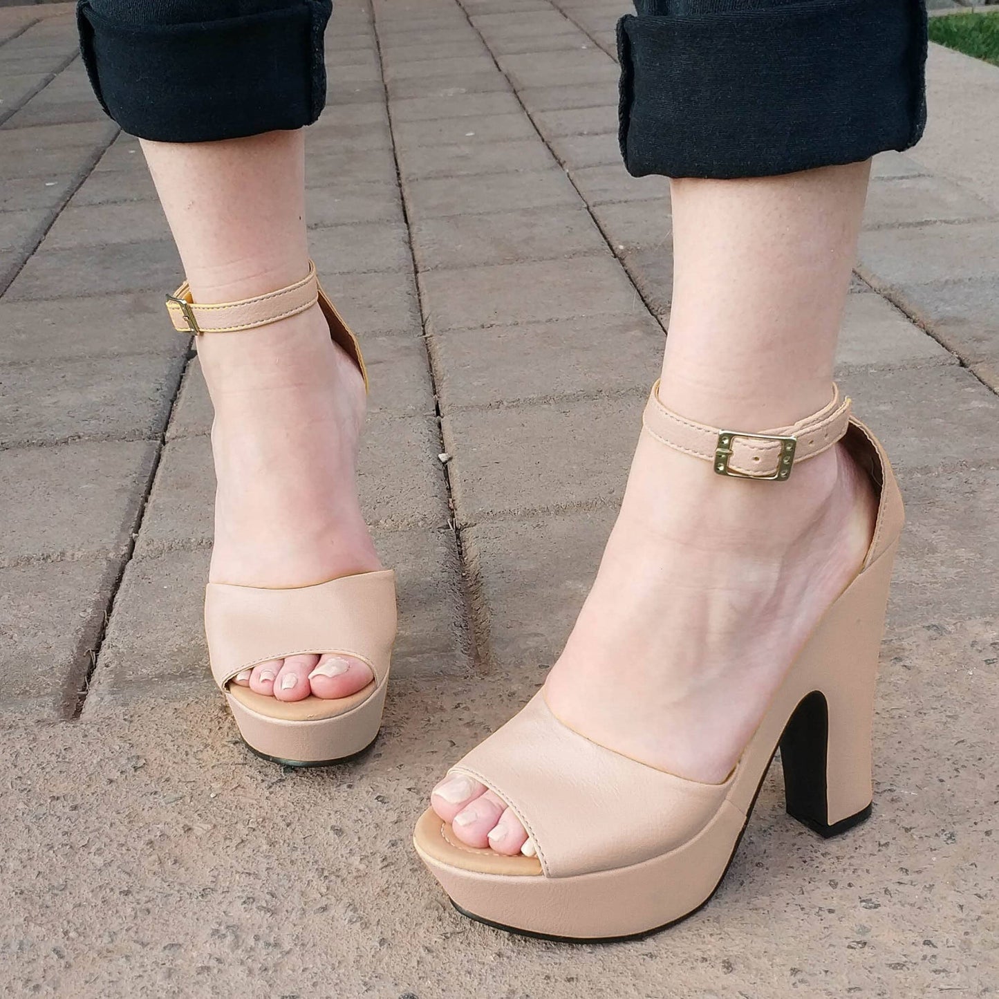 Zapato Alto Tacón Cuadrado. Con Faja Abierta Semicircular En La Parte De Enfrente Beige / 35 Normal