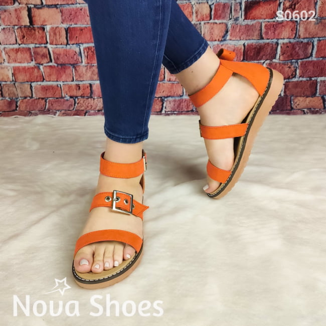 Bella Sandalia Bajita Con 3 Fajas Dos De Ellas Ajustables. Hechas Gamuza Anaranjado / 35 Normal