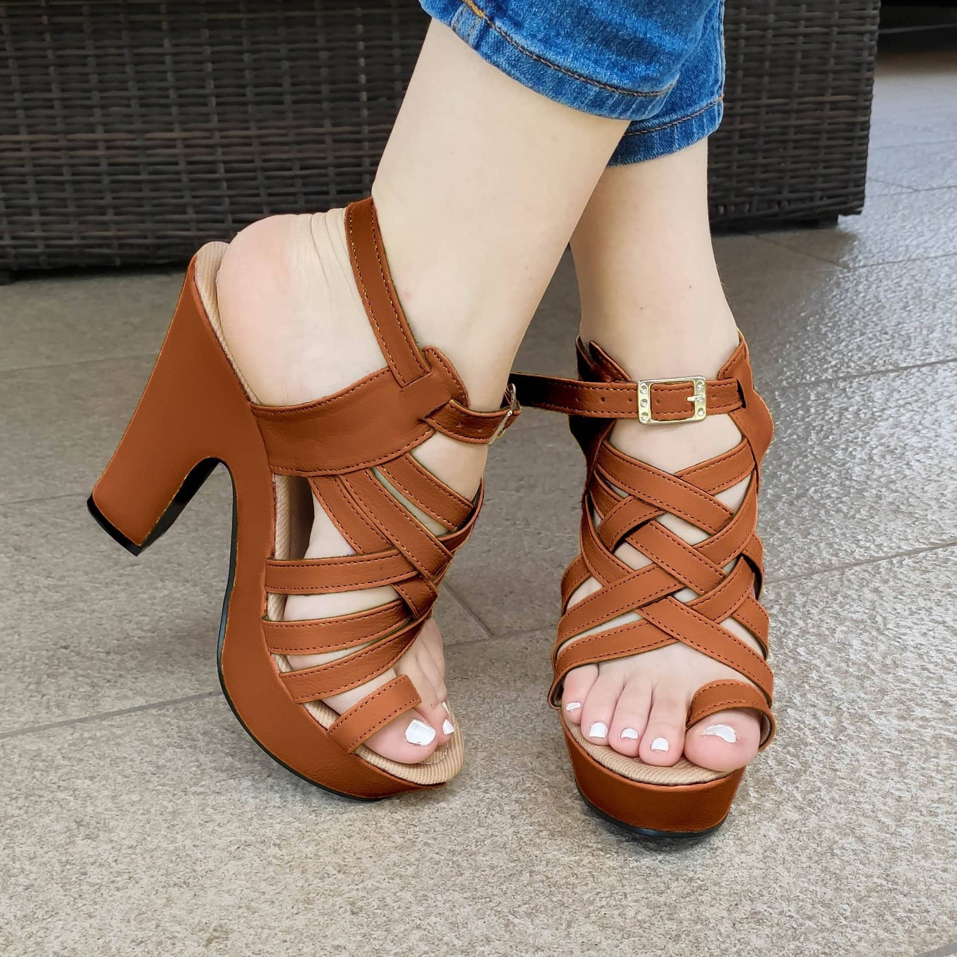 Este Estilo Te Hara Sentir Sexy Al Mismo Tiempo Que Le Da A Tu Outfit. Zapato Con Fajas Entrelazadas