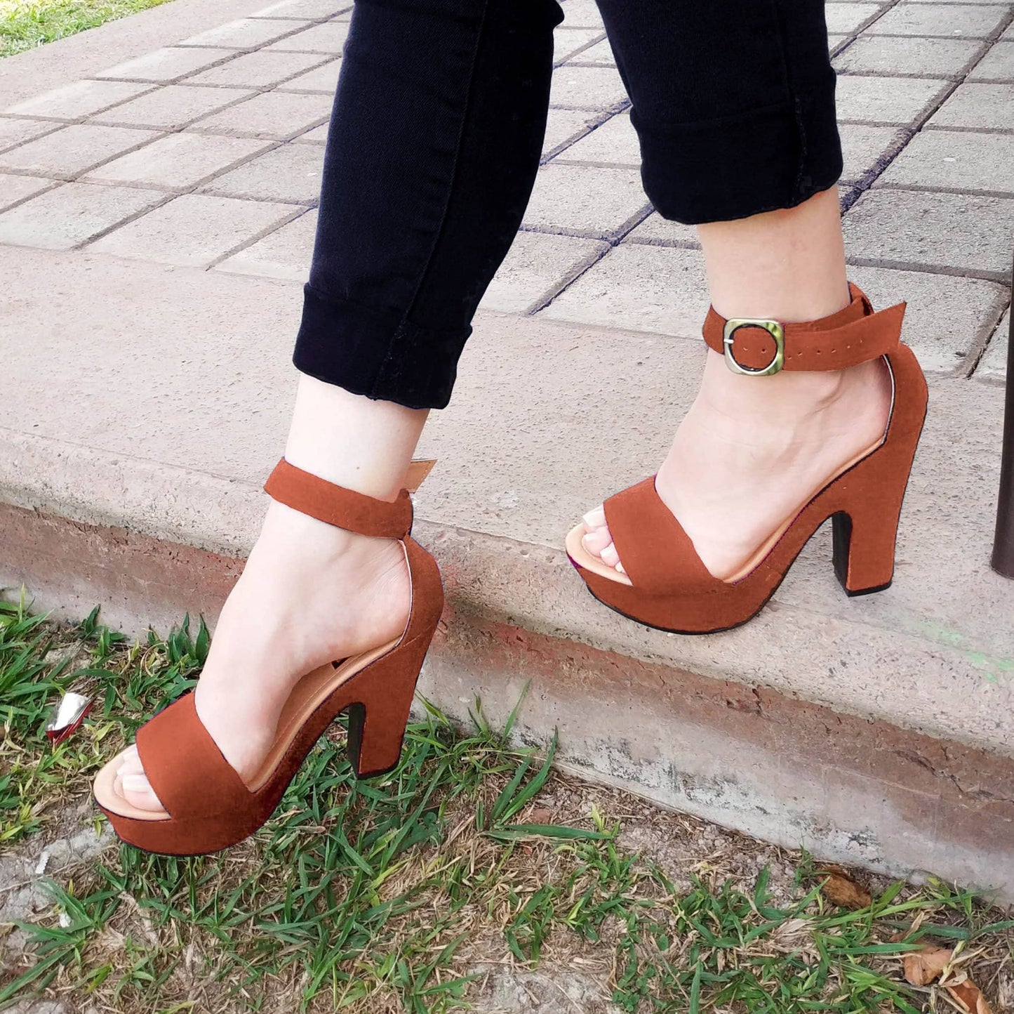 Uno De Los Zapatos Mas Vendidos. Lindo Estilo Cafe / 35 Normal Zapatos Altos