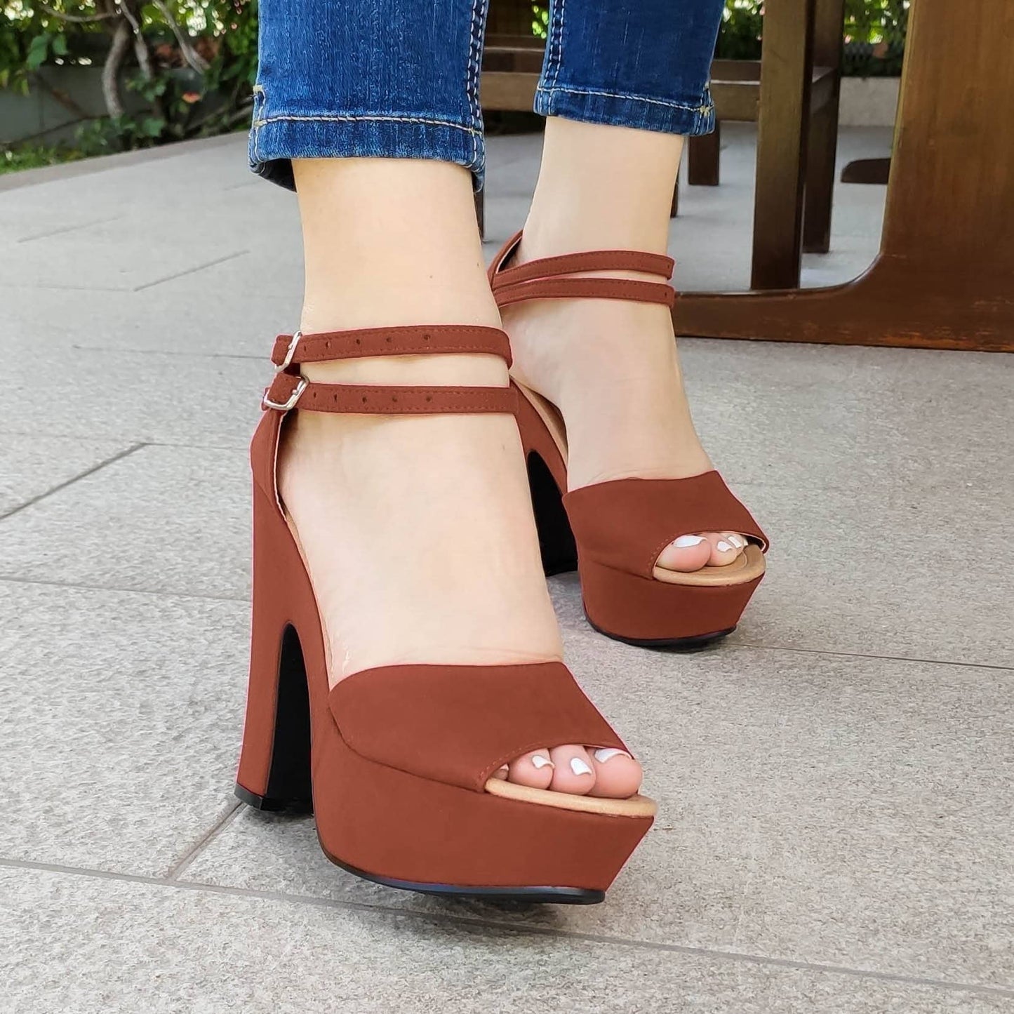 Zapato Hecho De Gamuza. Con Dos Fajas Delgadas En El Talon Para Un Mayor Soporte Cafe / 35 Normal