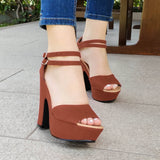 Zapato Hecho De Gamuza. Con Dos Fajas Delgadas En El Talon Para Un Mayor Soporte Cafe / 35 Normal