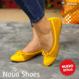 Comodidad Y Estilo: Zapatilla Tipo Flats Con Un Chongo Llamativo. Fusion De Gamuza Charol Monotono