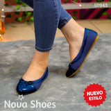 Comodidad Y Estilo: Zapatilla Tipo Flats Con Un Chongo Llamativo. Fusion De Gamuza Charol Monotono