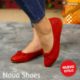 Comodidad Y Estilo: Zapatilla Tipo Flats Con Un Chongo Llamativo. Fusion De Gamuza Charol Monotono