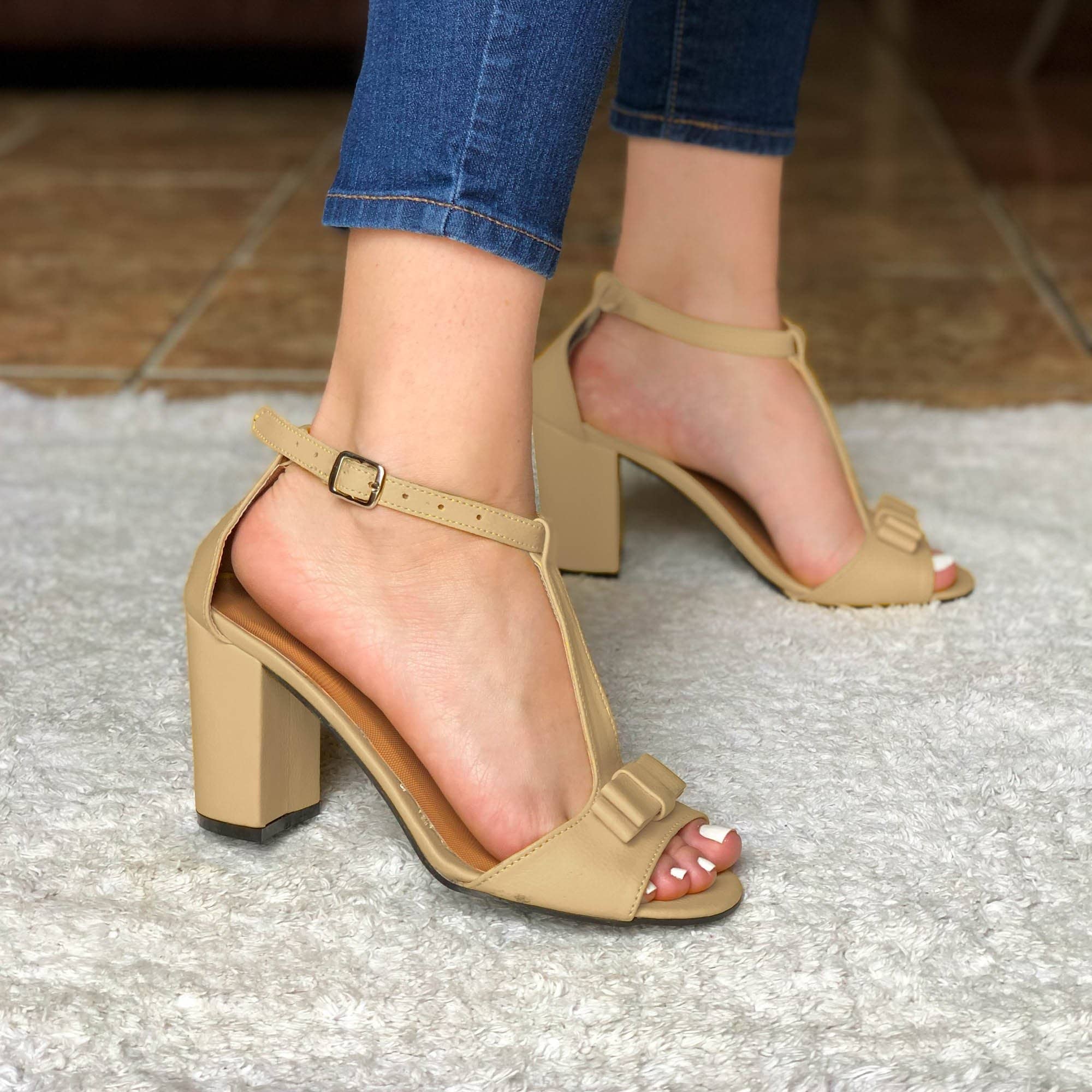 Sandalia De Tacon Cuadrado Unida Con Una Faja En Medio Beige / 35 Normal Zapatos Medianos