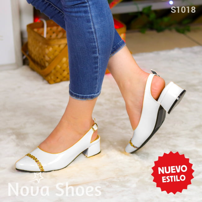 Elegancia Funcional: Zapatos Con Detalle Dorado Bajitos